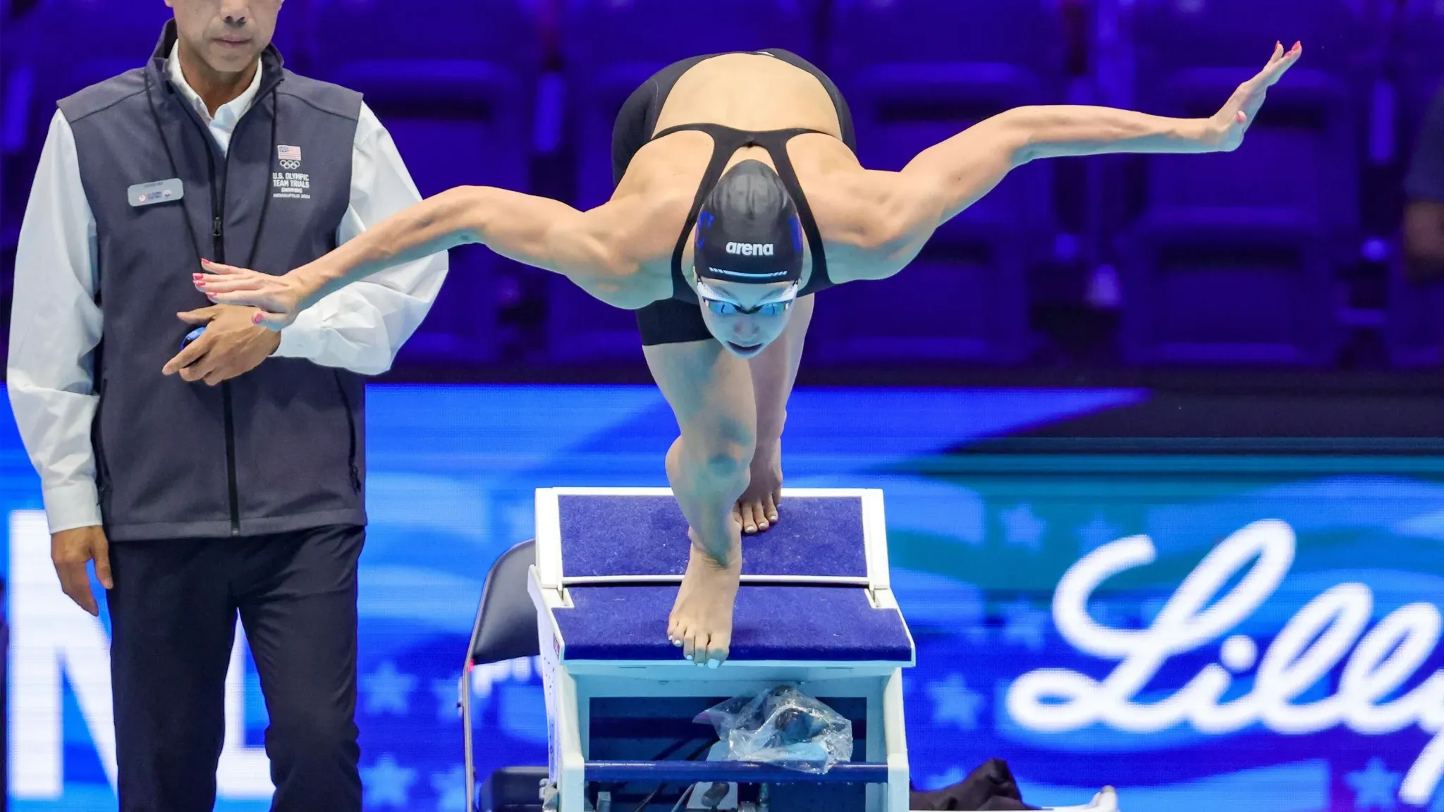 Gretchen Walsh, Haziran 2024'te 100 metre kelebekte dünya rekoru kırdığı ABD Olimpiyat Seçmeleri'nde.
