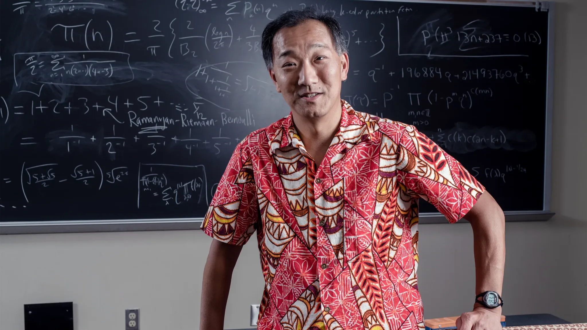 Ken Ono, matematik ve spora olan tutkusunu birleştirerek Amerika'nın en iyi yüzücülerinden bazılarının performanslarının analiz edilmesine ve geliştirilmesine yardımcı olmuştur.